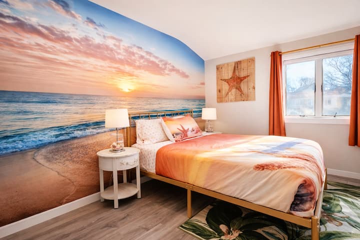 חדר כוכב ים: (מקום ל-2)
לישון ליד החוף - בלי החול. ציור קיר נועז של שקיעה, מיטה נעימה, גווני אלמוגים רכים, אמנות חוף ושטיח טרופי יוצרים אווירה של בוקר שקט ושטוף שמש ואנרגיית חופשה רגועה. נוחות בסגנון כפר נופש מחכה! 