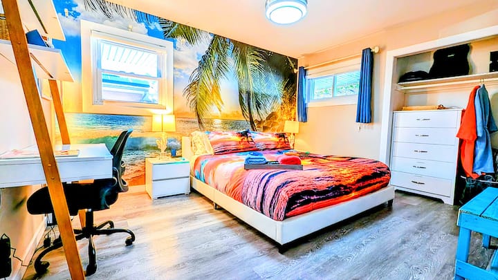 השינה המושלמת שלכם מתחילה כאן. חדר שינה מעוצב להפליא עם ציור קיר טרופי מדהים, מצעים יוקרתיים ואווירה רגועה ומפנקת שגורמת לכל אירוח להרגיש מיוחד.

(מיטת קינג סייז עם מזרן קצף זיכרון 12 אינץ') 