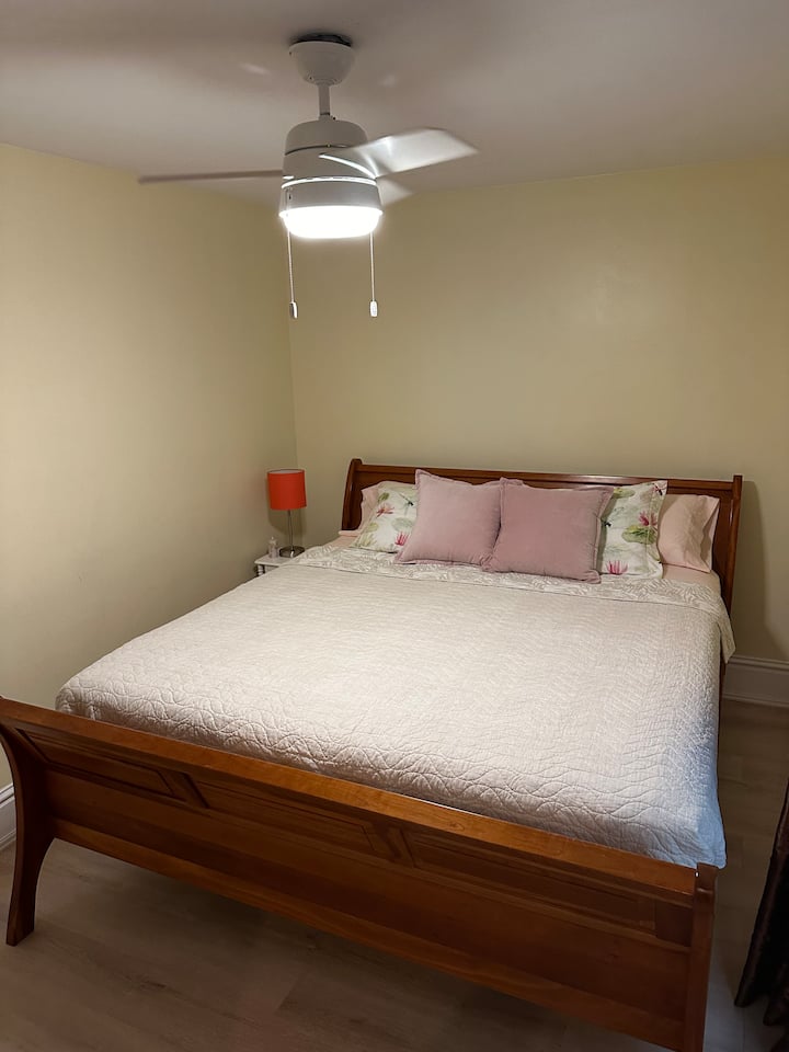 King size Stickley cherry sleigh bed with fine linens in the 2nd bedroom.  Feni mpya ya dari ni tulivu sana ikiwa na kasi inayoweza kurekebishwa.  Sakafu mpya imewekwa ambayo inapongeza mapambo ya rangi ya chumba.  