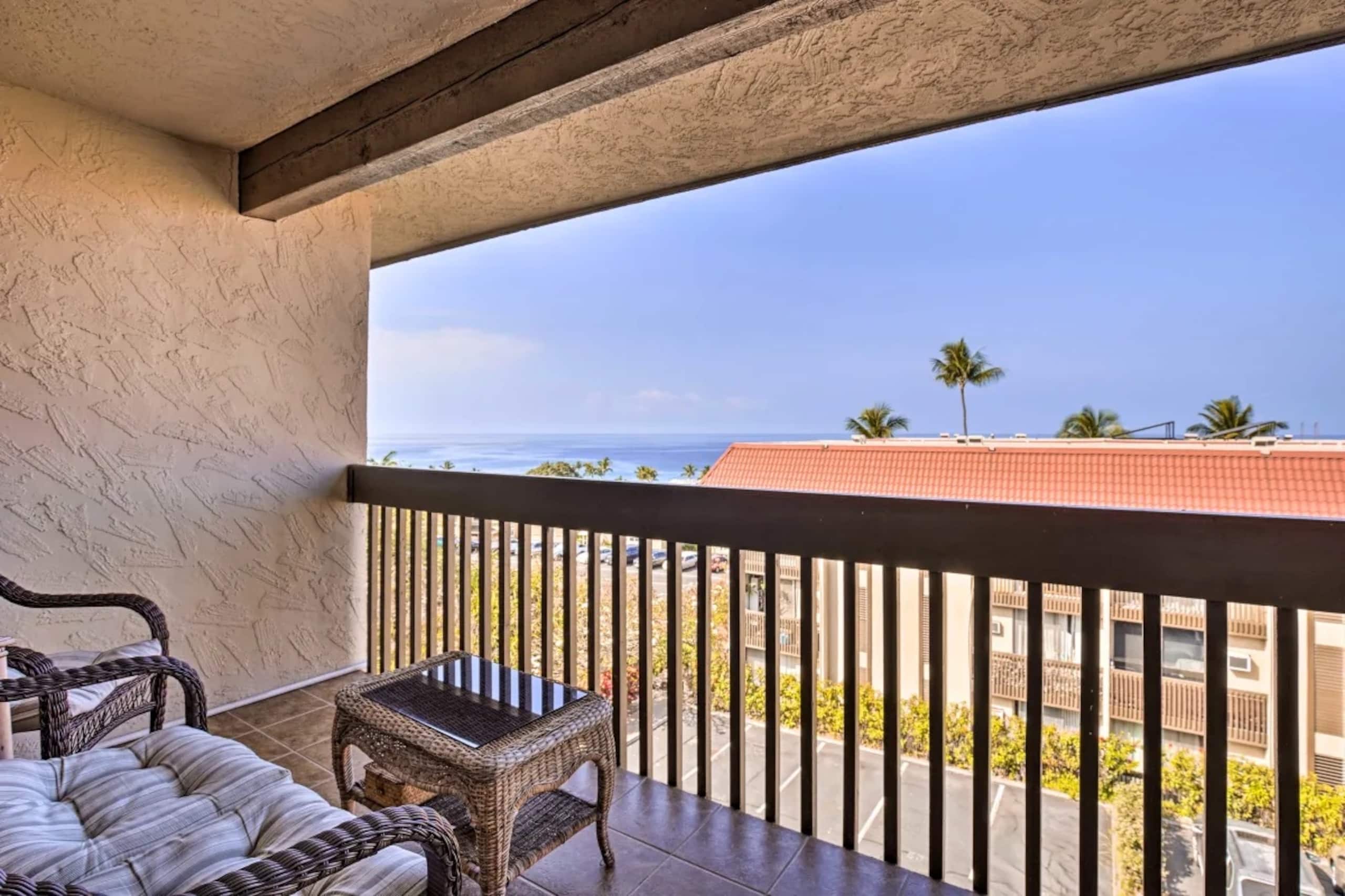 Condo in Kailua-Kona · ★4.65 · 2 bedrooms · 3 beds · 1.5 baths - Image 17