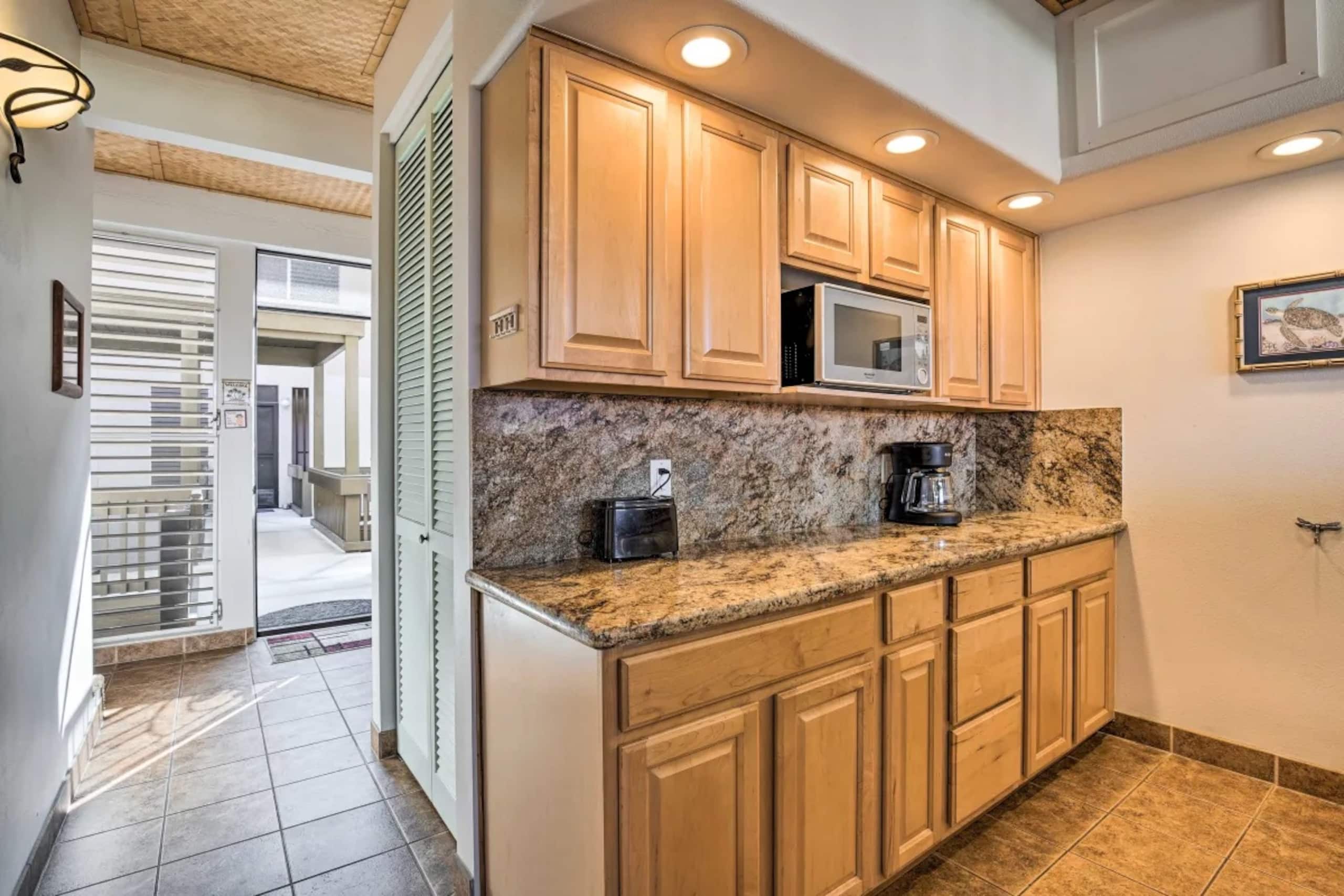 Condo in Kailua-Kona · ★4.65 · 2 bedrooms · 3 beds · 1.5 baths - Image 6