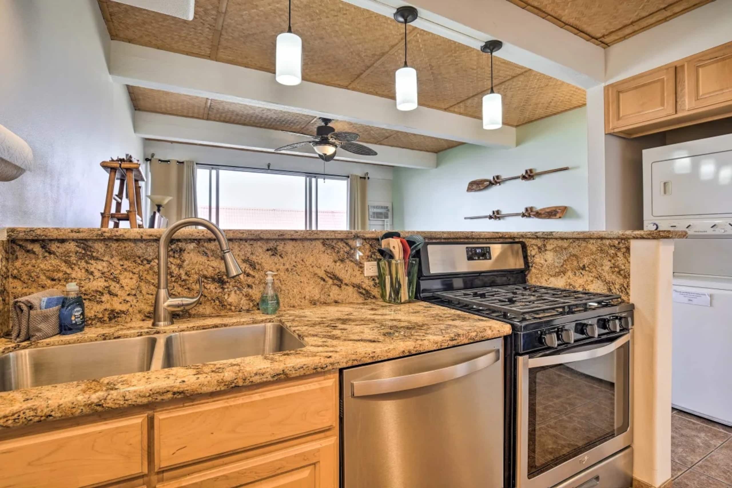 Condo in Kailua-Kona · ★4.65 · 2 bedrooms · 3 beds · 1.5 baths - Image 5