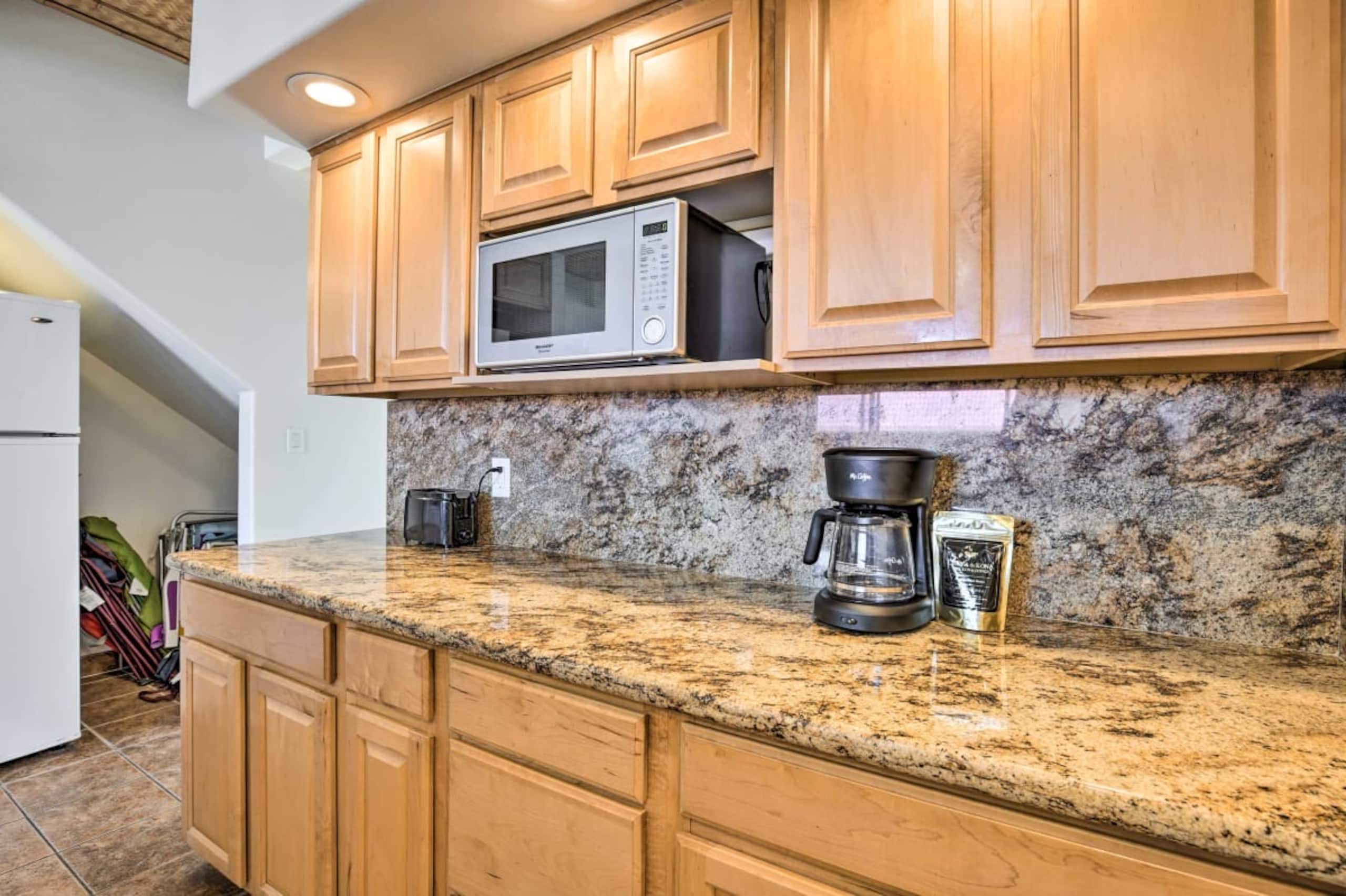 Condo in Kailua-Kona · ★4.65 · 2 bedrooms · 3 beds · 1.5 baths - Image 7