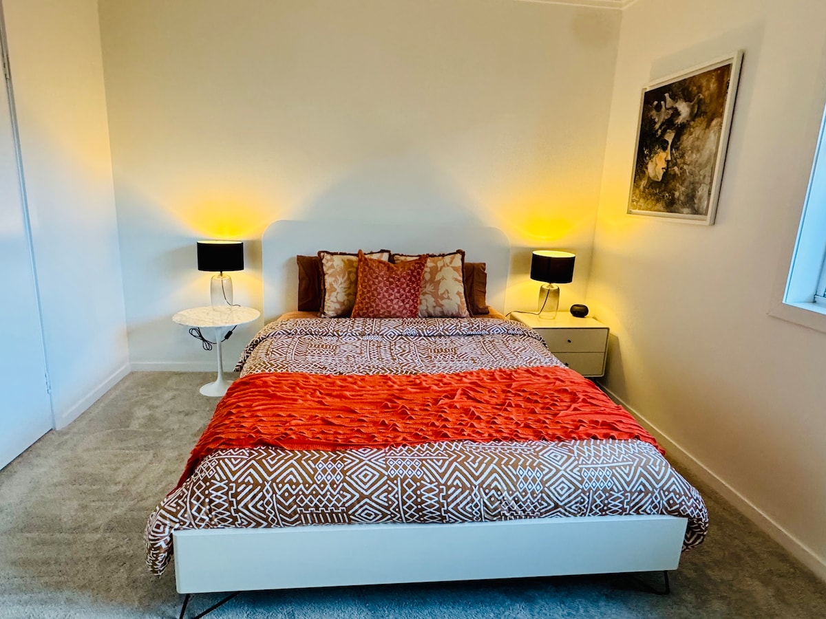 Moderna i prostrana spavaća soba s modernim namještajem i visokokvalitetnom posteljinom 
Mjesto gdje se možete opustiti i uživati dok ste u prekrasnom Sydneyju 
S lijeve strane u spavaćoj sobi nalazi se vaša prekrasna privatna kupaonica.