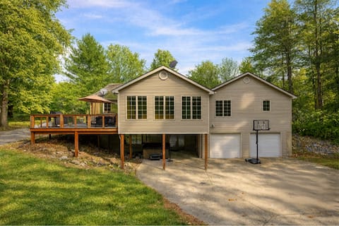 4 Paws Getaway | Dog-Friendly + Hot Tub