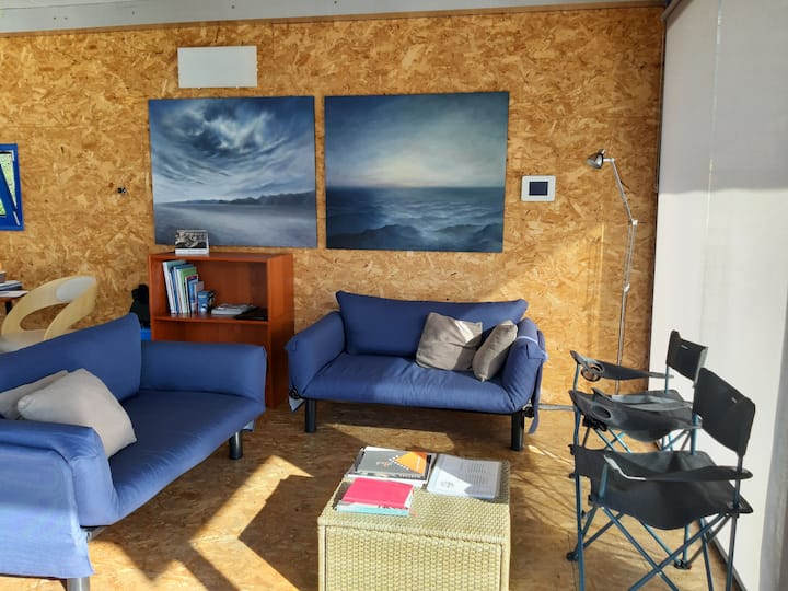 Nell'ampia zona living l'angolo salotto composto da due divani letto per gli ospiti aggiuntivi, l'angolo ideale per il relax e la contemplazione della natura dalle grandi vetrate.