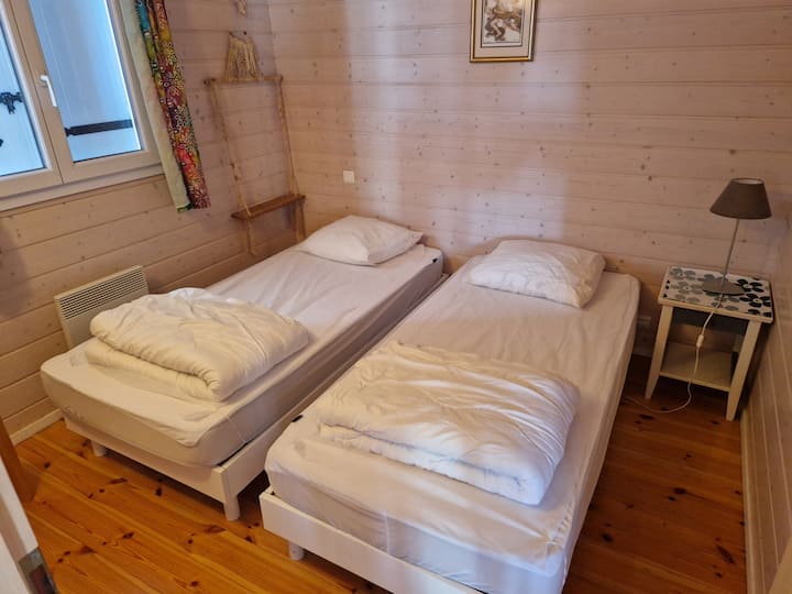 2 kreveta 90 x 90, 2 jastuka 60 x 60