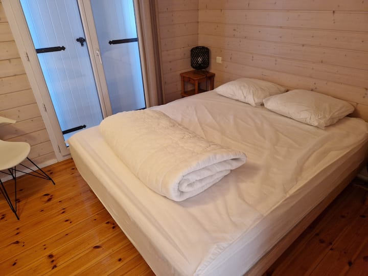 Jedan krevet dimenzija 160 x 200, 2 jastuka dimenzija 60 x 60