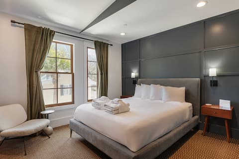 Spacious Queen Suite w. Rain Shower at The Emerald