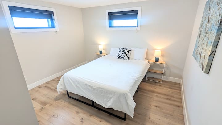 Chambre en bas avec lit queen size