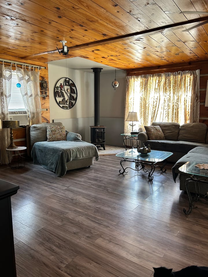 Cheerful 2 Bedroom Cottage With Indoor Fireplace. - Campbellford