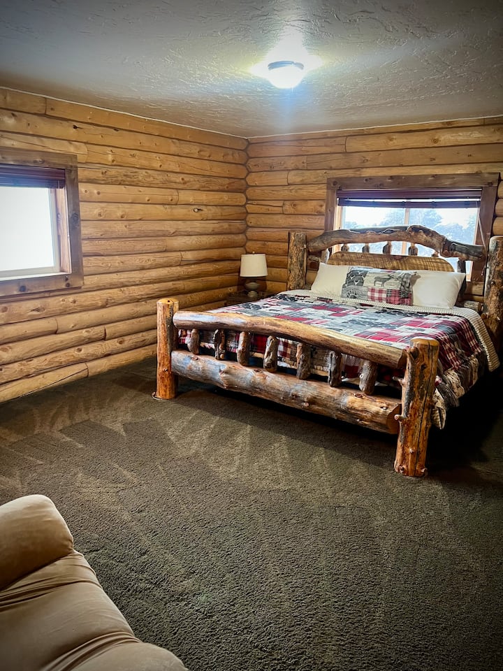 主卧配备加大双人床、衣柜、躺椅和通往主卫生间的门 