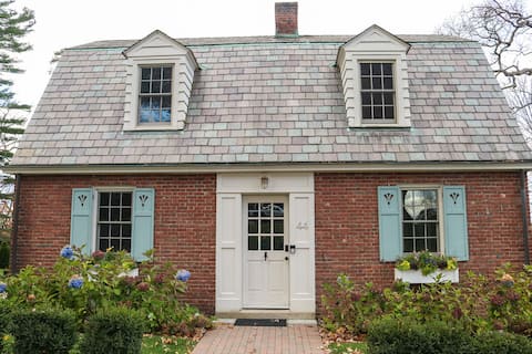 Elegant & Historic Cottage Near Smith