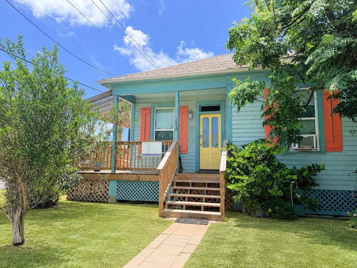 Casa Azul - 2 Blks To Beach, Near Strand, Yard! - Galveston, TX