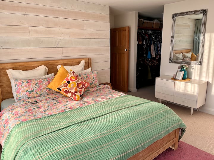 Priestranný hlavný apartmán má manželskú posteľ Super King, vlastnú kúpeľňu a šatník.