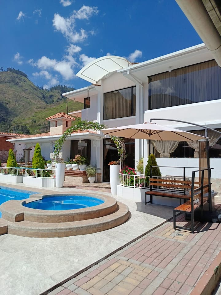 Luxurious Villa, 7 Bedroom, Heated Pool, Free WiFi