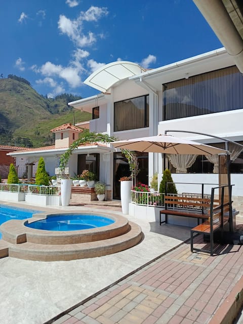 Luxurious Villa, 7 Bedroom, Heated Pool, Free WiFi
