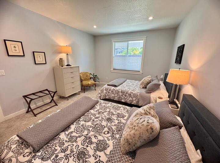 两张舒适的标准双人床，配有大型步入式衣橱和带两个水槽的全功能卫生间。 卧室配有闹钟和白噪音机。 