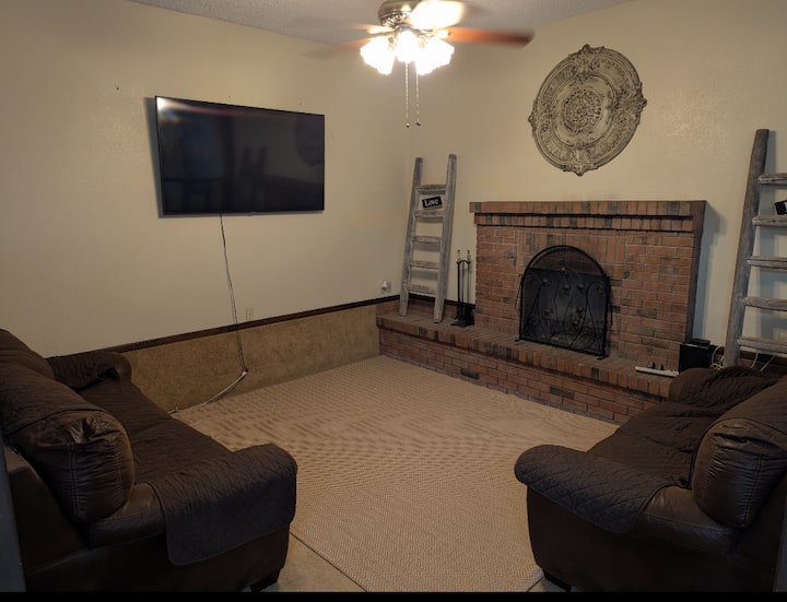 Location! Centrally Located. Cheerful 3 Bedroom - ユマ, AZ