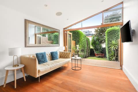 Successful Airbnb property: Luxury Colonial Terrace House in the Rocks in Millers Point