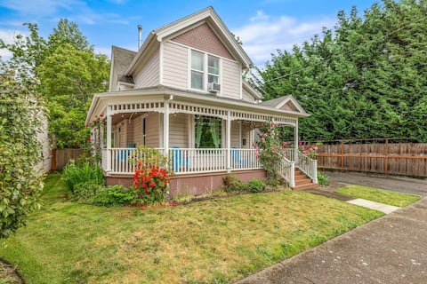 The Pink House - Walkable Victorian, Pets Welcome