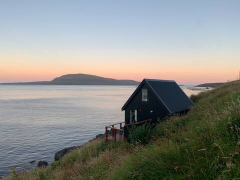 Cosy cottage next to the ocean facing the fiord