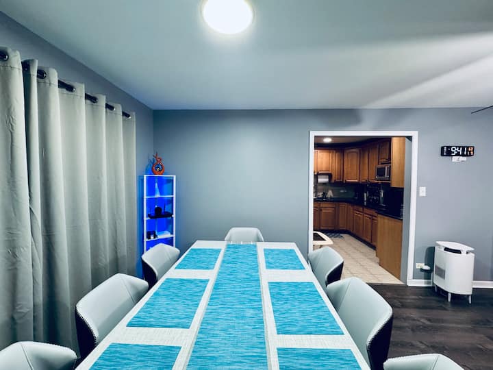 Luxury 4 Bed 2.5 Bath near Chicago O'Hare Airport - Houses for