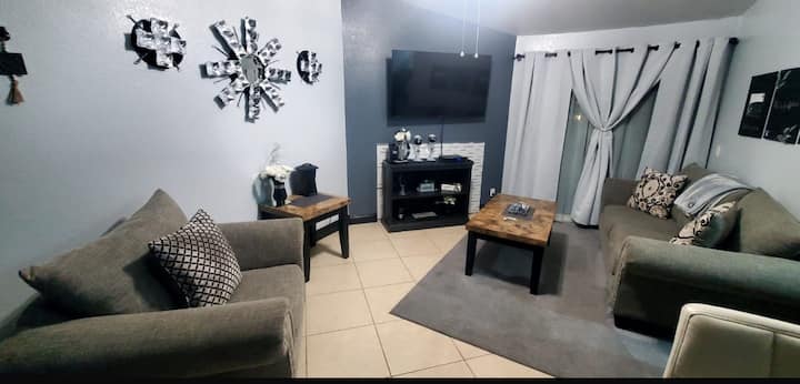 Beautiful 1-bedroom Condo With Balcony And Views. - Henderson, NV