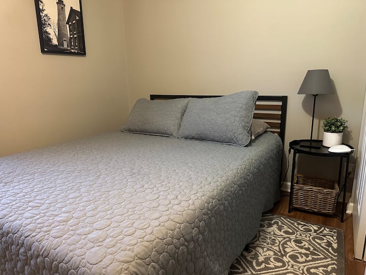 Ორივე საძინებელი აღჭურვილია  კომფორტული ორადგილიანი საწოლებით. Კარადებს აქვს საკმარისი სივრცე თქვენი ნივთების შესანახად კუბოკრული კოშკით დამატებითი შესანახად. Განათების კაბინისთვის საძინებელში არის ხმის აპარატი, რომელიც აღჭურვილია დამტენი პორტებით.