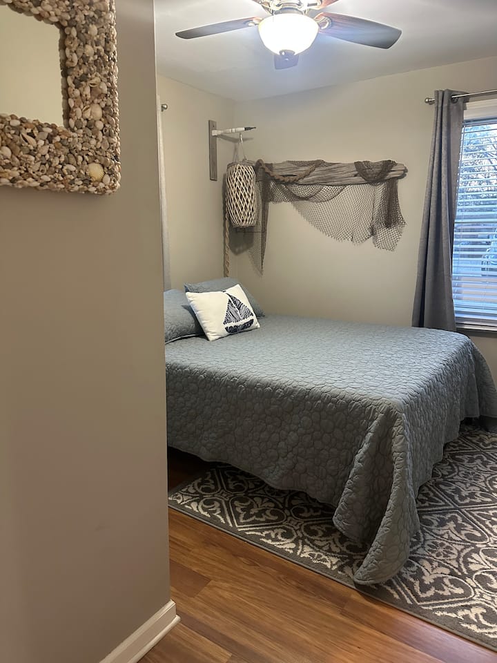 Ორივე საძინებელი აღჭურვილია  კომფორტული ორადგილიანი საწოლებით. Კარადებს აქვს საკმარისი სივრცე თქვენი ნივთების შესანახად კუბოკრული კოშკით დამატებითი შესანახად. Განათების კაბინისთვის საძინებელში არის ხმის აპარატი, რომელიც აღჭურვილია დამტენი პორტებით.