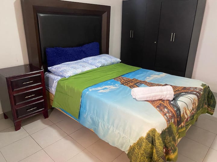 Chumba cha kulala chenye starehe chenye kitanda cha watu wawili, matandiko laini, mito, kioo, dawati na kiti. Sehemu safi na yenye starehe, inayofaa kwa ajili ya kupumzika na kufurahia mapumziko mazuri wakati wa ukaaji wako.
