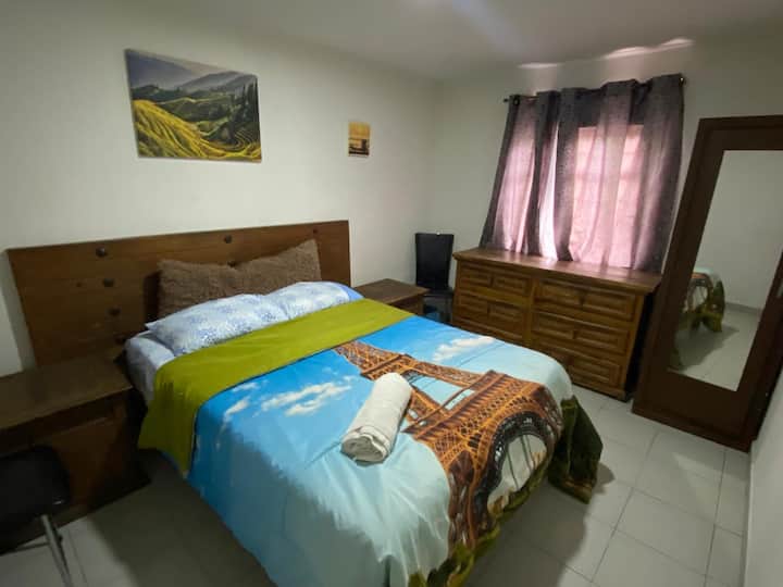 Chumba cha kulala chenye starehe chenye kitanda cha watu wawili, matandiko laini, mito, kioo, dawati na kiti. Sehemu safi na yenye starehe, inayofaa kwa ajili ya kupumzika na kufurahia mapumziko mazuri wakati wa ukaaji wako.