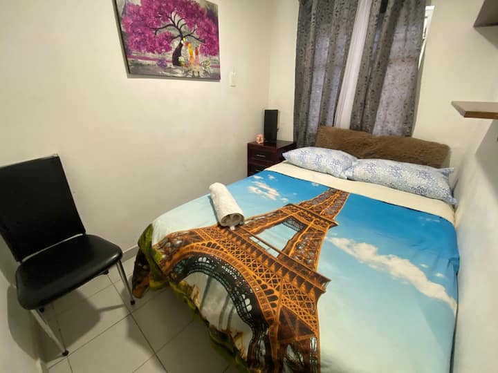 Chumba cha kulala chenye starehe chenye kitanda cha watu wawili, matandiko laini, mito, kioo, dawati na kiti. Sehemu safi na yenye starehe, inayofaa kwa ajili ya kupumzika na kufurahia mapumziko mazuri wakati wa ukaaji wako.