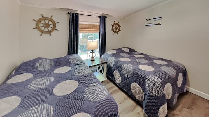 - Deze kamer is voorzien van 2 tweepersoonsbedden 
- Beddengoed en kussenslopen worden verstrekt 
- Er zijn ook kussens en dekbedden op de bedden