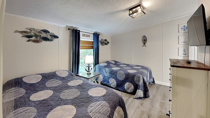 - Deze kamer is voorzien van 2 tweepersoonsbedden
- Beddengoed en kussenslopen worden verstrekt 
- Er zijn ook kussens en dekbedden op de bedden