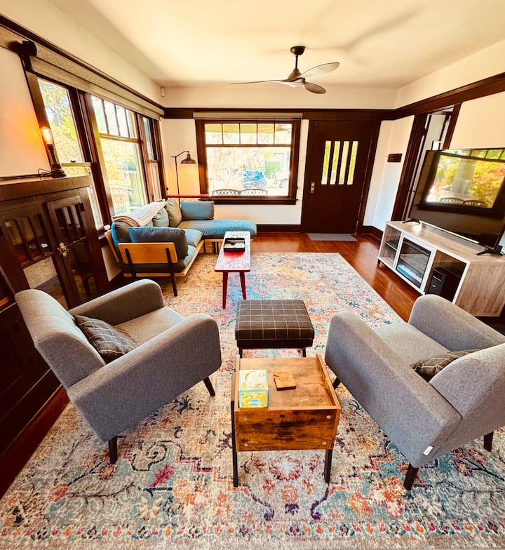 Peaceful 1920s Craftsman • Near Beach & Downtown - Los Angeles, CA