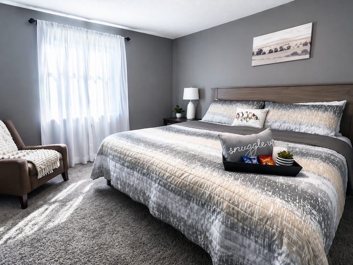 Master suite - NEW King size comfy mattress with new bedding, plush pillows and nightstand . Also featuring a dresser, smart tv, and walk in closet. You will definitely stay relaxed at The Coffee Bean in Marion. 