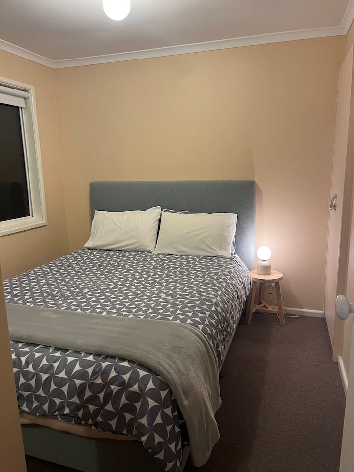 Dormitorio principal queen con acceso al baño 
Mantas adicionales para ambas camas disponibles en el armario del dormitorio principal.
Armario grande con espejo y espacio para colgar.