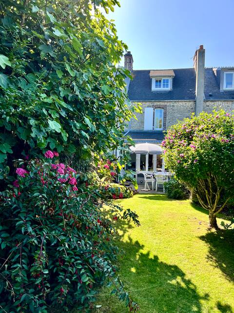 MAISON BARFLEUR Historic Cottage by the Sea