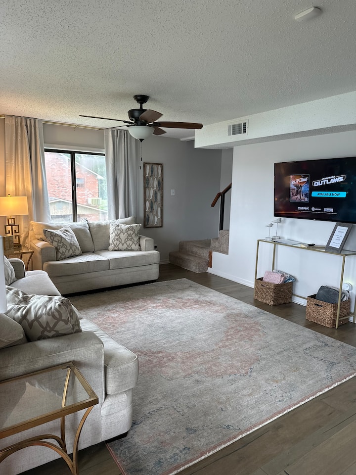 Beautiful Four Bedroom Lake Cottage! - Greenville, MS