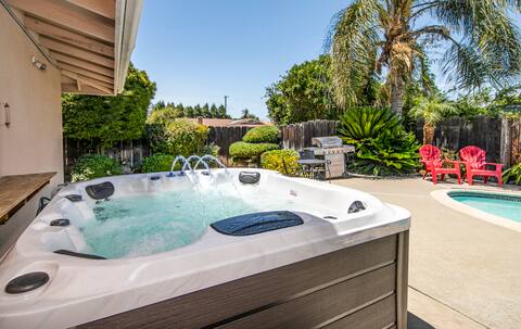 Holiday Haven: 4BR Oasis w/ Pool & Jacuzzi