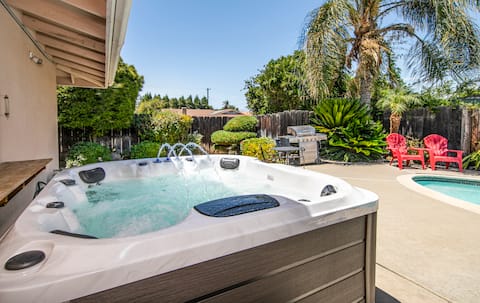 Holiday Haven: 4BR Oasis w/ Pool & Jacuzzi