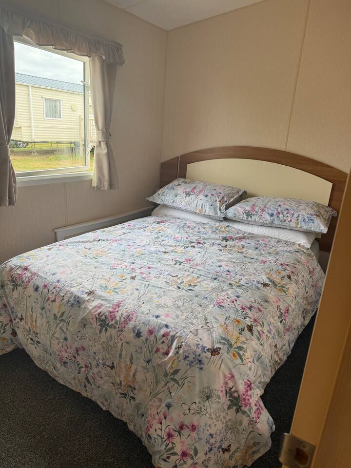 Kumbuka; mashuka ya kitanda hayatolewi, yanaweza kuongezwa kama ya ziada baada ya kuweka nafasi, kwa gharama ya ziada 