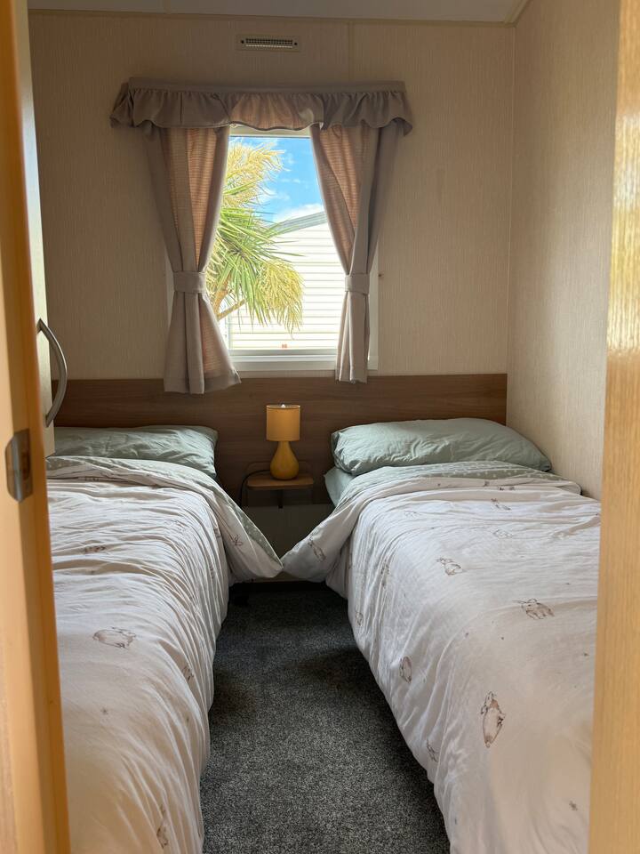 Kumbuka; mashuka ya kitanda hayatolewi, yanaweza kuongezwa kama ya ziada baada ya kuweka nafasi, kwa gharama ya ziada 