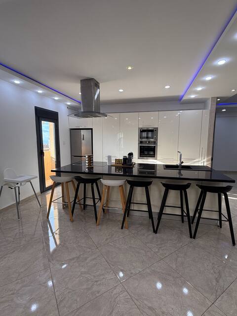 Beautiful spacious apartment F5 of 198 square meters