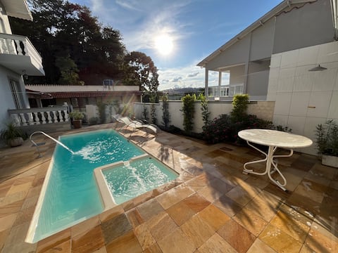 Spacious house with security, tranquility, leisure.