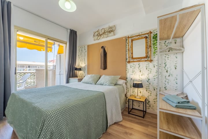 Private Terrace · Pool & Beach · Wifi · Chillout - Salou