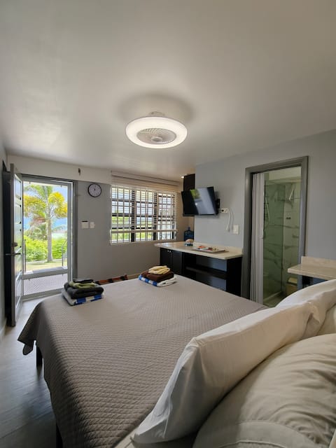 Studio w/ Seaview. Beach nearby.On-site car rental