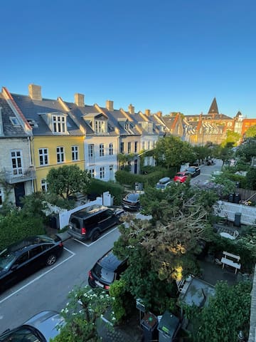 Hyggeligt byhus med udsigt til søerne