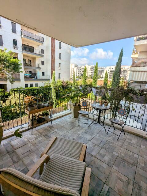 Ra'anana. 
kosher kitchen,
6 beds
 patio, parking